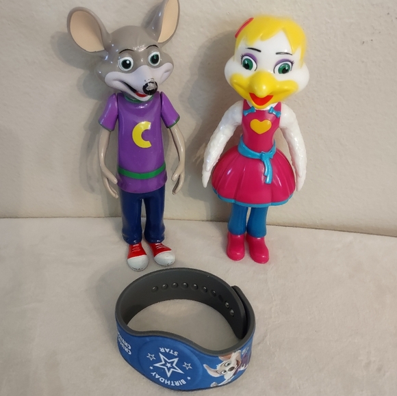 Chuck E Cheese & Helen Henny PVC Rubber Action Figures 7" With Birthday Band - Picture 10 of 10